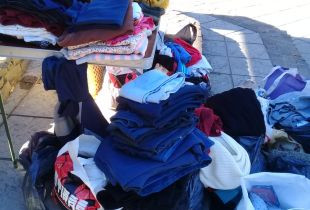 El perchero solidario vuelve a Plaza Belgrano. Foto: Visión Regional