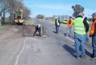 Comenzaron las tareas de bacheo pero siguen las protestas. Foto: Arrecifes Noticias