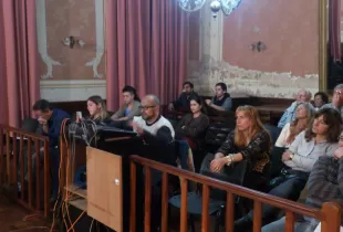 Abel Burgués entre los presentes, visiblemente conmovido por el relato. Foto: Visión Regional