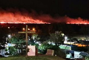 El fuego desde la costa de San Pedro, este domingo 23