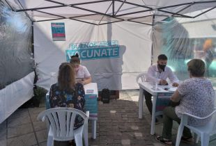 Hay carpas instaladas frente a Anses y en Plaza Constitución